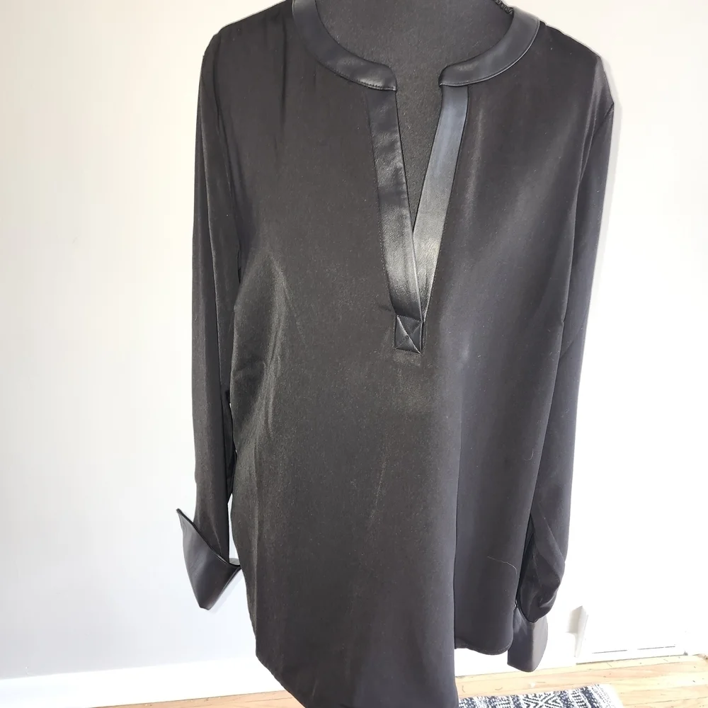NWT GORGEOUS MICHAEL KORS  Black Long Sleeve Blouse with Leather Trim